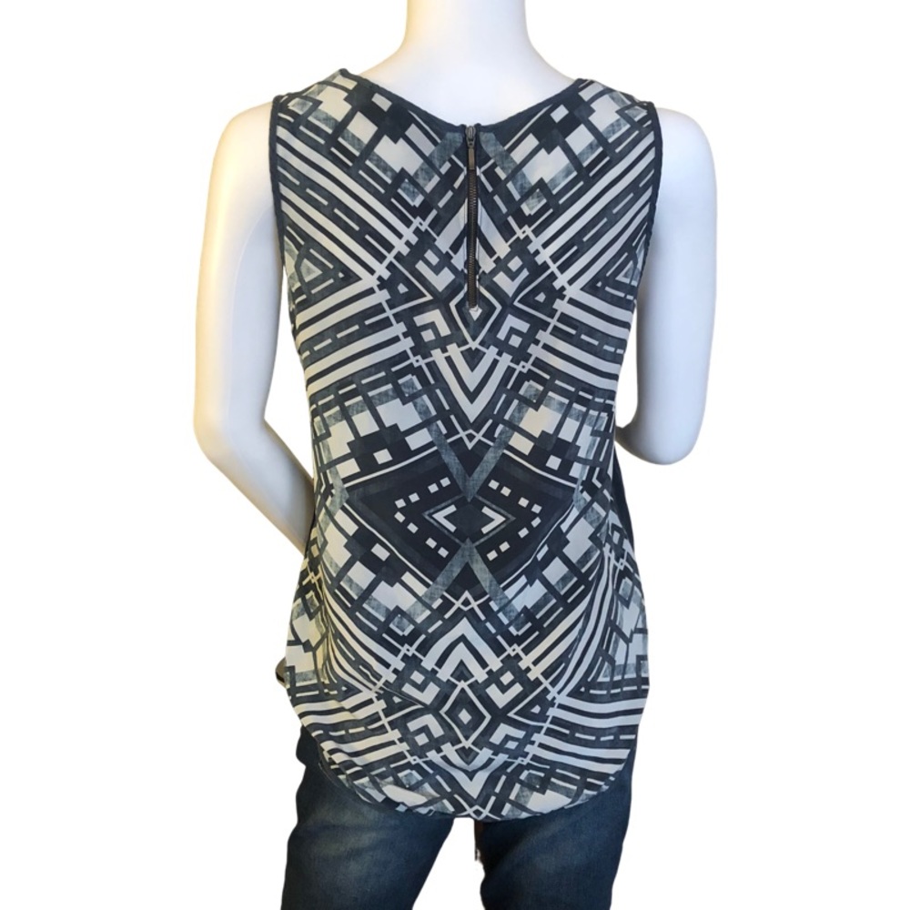 VIDA‎ Medium Abstract Blue White Sleeveless
Blouse 100% Silk Classy Quiet Luxury